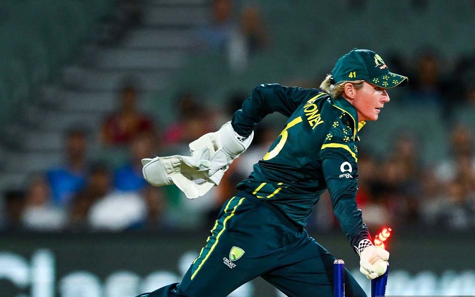 Beth Mooney set to become full-time wicketkeeper as Alyssa Healy takes the field for farewell series Beth Mooney set to become full-time wicketkeeper as Alyssa Healy takes the field for farewell series